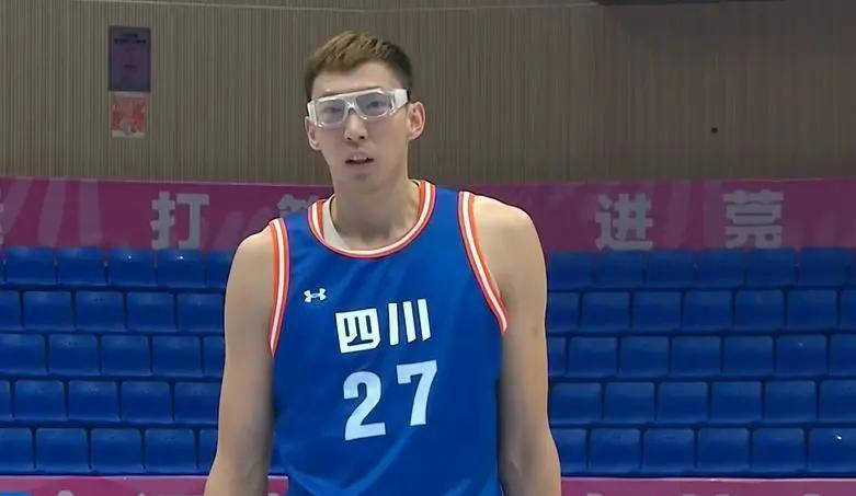 开云-青岛队险胜步行者，周琦惊艳四座