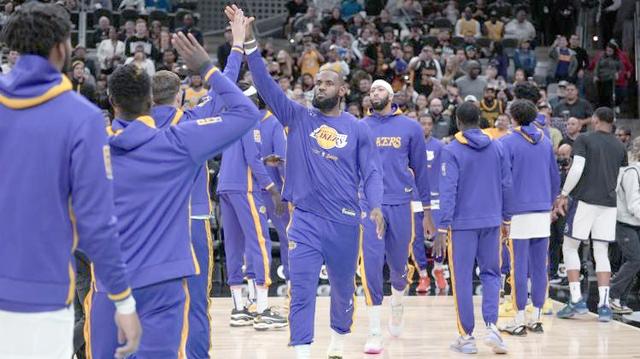 开云APP-湖人力克马刺，布克点燃赛场